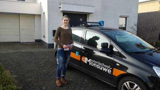 Anke Savelberg is geslaagd voor het rijbewijs bij Autorijschool Ruud Monsuwé