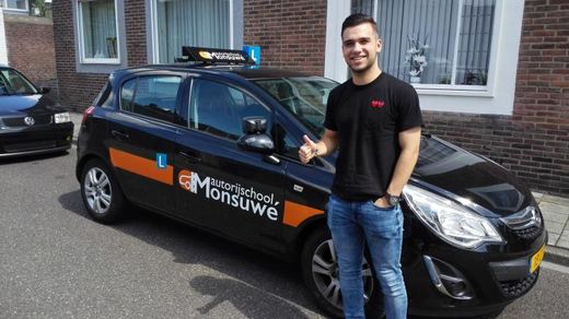 Dion Triepels is geslaagd voor het rijbewijs bij Autorijschool Ruud Monsuwé