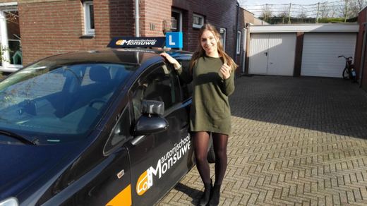 Fleur Steijns is geslaagd voor het rijbewijs bij Autorijschool Ruud Monsuwé