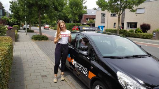 Floortje Goessens is geslaagd voor het rijbewijs bij Autorijschool Ruud Monsuwé