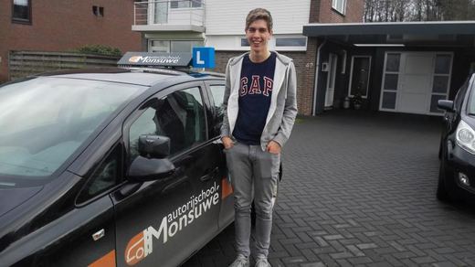 Jelle Jacobs is geslaagd voor het rijbewijs bij Autorijschool Ruud Monsuwé