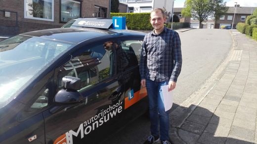 Kasper Moonen is geslaagd voor het rijbewijs bij Autorijschool Ruud Monsuwé