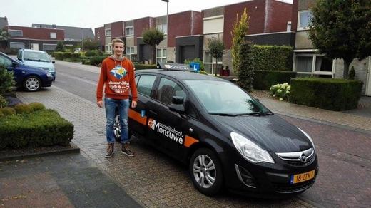 Kevin Slijpen is geslaagd voor het rijbewijs bij Autorijschool Ruud Monsuwé