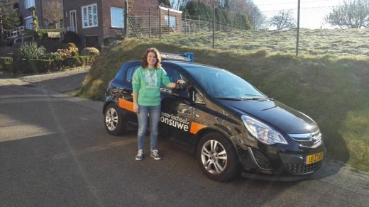 Kiki Rompen is geslaagd voor het rijbewijs bij Autorijschool Ruud Monsuwé