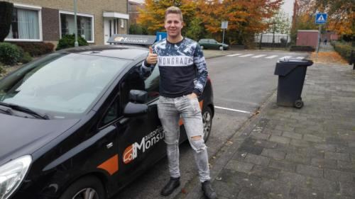 Kyron Hendrix is geslaagd voor het rijbewijs bij Autorijschool Ruud Monsuwé
