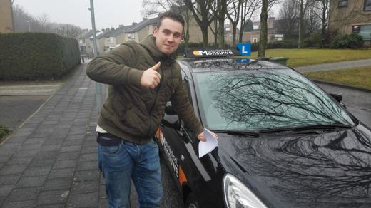 Lars Frijns is geslaagd voor het rijbewijs bij Autorijschool Ruud Monsuwé