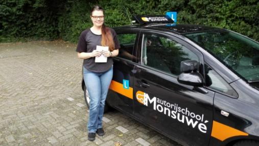 Laura Rouwet is geslaagd voor het rijbewijs bij Autorijschool Ruud Monsuwé