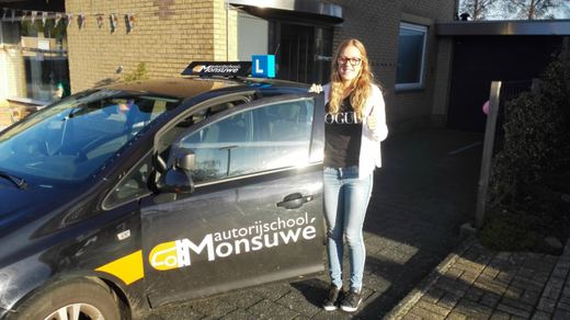 Lorena Hendrix is geslaagd voor het rijbewijs bij Autorijschool Ruud Monsuwé
