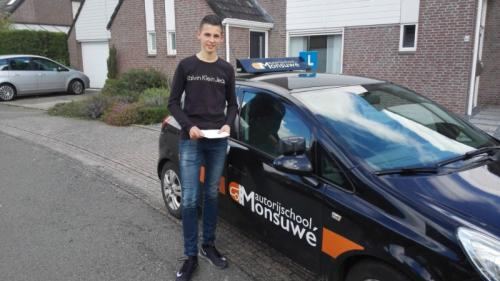 Luc Schormans is geslaagd voor het rijbewijs bij Autorijschool Ruud Monsuwé