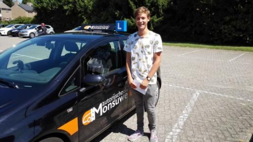 Max Moritz is geslaagd voor het rijbewijs bij Autorijschool Ruud Monsuwé