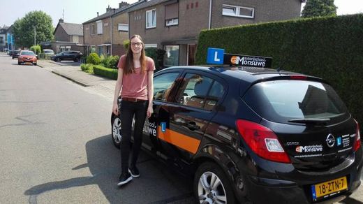Michelle Bröcheler is geslaagd voor het rijbewijs bij Autorijschool Ruud Monsuwé