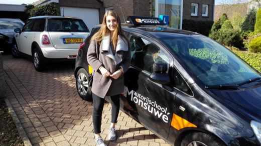 Myrthe van der Linden is geslaagd voor het rijbewijs bij Autorijschool Ruud Monsuwé