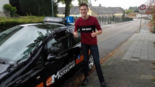 Niels Cremers is geslaagd voor het rijbewijs bij Autorijschool Ruud Monsuwé