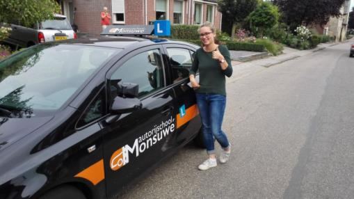 Ody van de Brug is geslaagd voor het rijbewijs bij Autorijschool Ruud Monsuwé