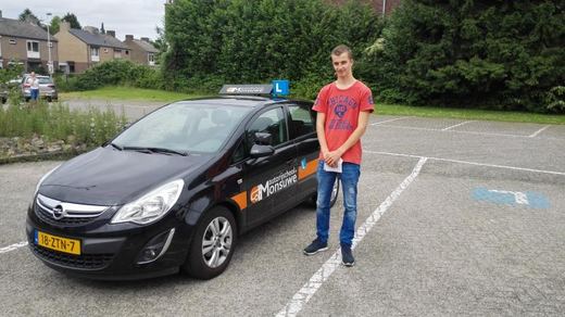 Roel Duijsings is geslaagd voor het rijbewijs bij Autorijschool Ruud Monsuwé