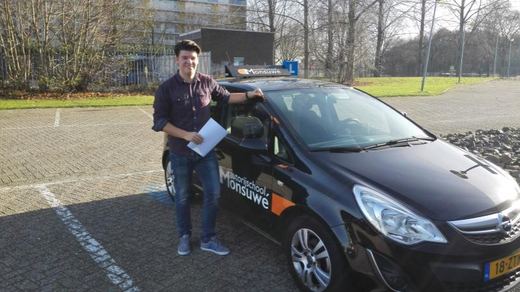 Roy Souren is geslaagd voor het rijbewijs bij Autorijschool Ruud Monsuwé