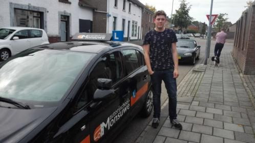 Stan Klinkers is geslaagd voor het rijbewijs bij Autorijschool Ruud Monsuwé
