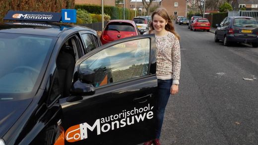 Svenja Augustus is geslaagd voor het rijbewijs bij Autorijschool Ruud Monsuwé