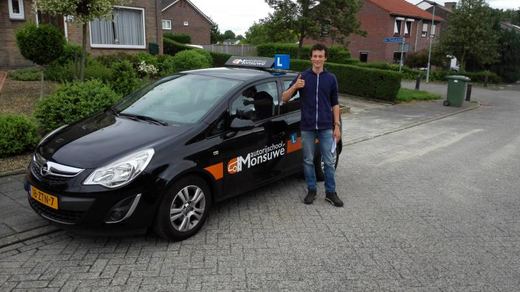 Tijn Wolfhagen is geslaagd voor het rijbewijs bij Autorijschool Ruud Monsuwé