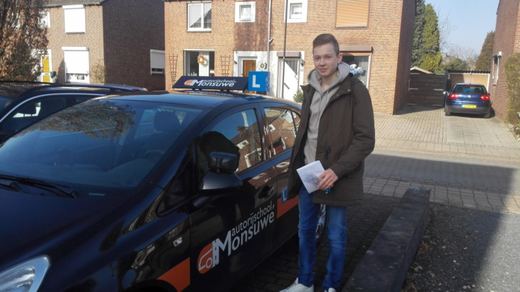 Tom Leistra is geslaagd voor het rijbewijs bij Autorijschool Ruud Monsuwé