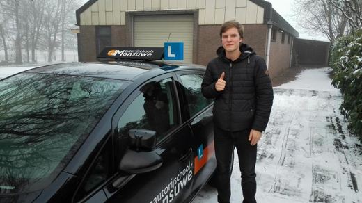Wout Ploumen is geslaagd voor het rijbewijs bij Autorijschool Ruud Monsuwé